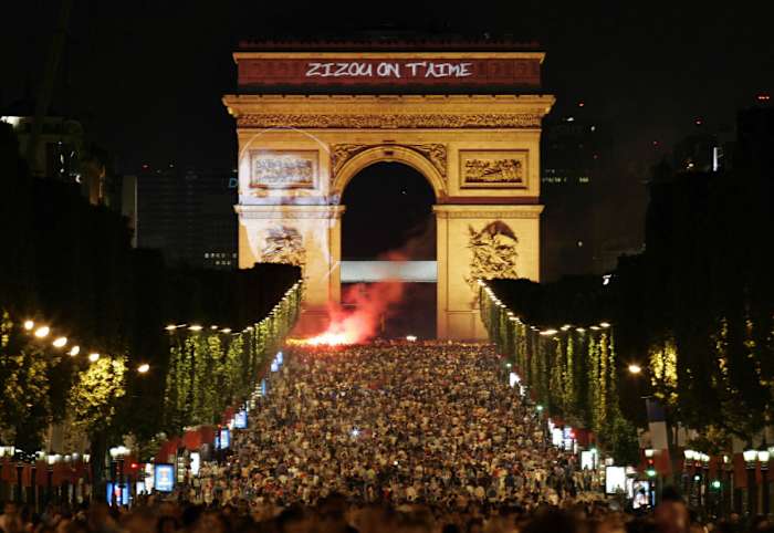 A message reading "we love you Zizou [Fr